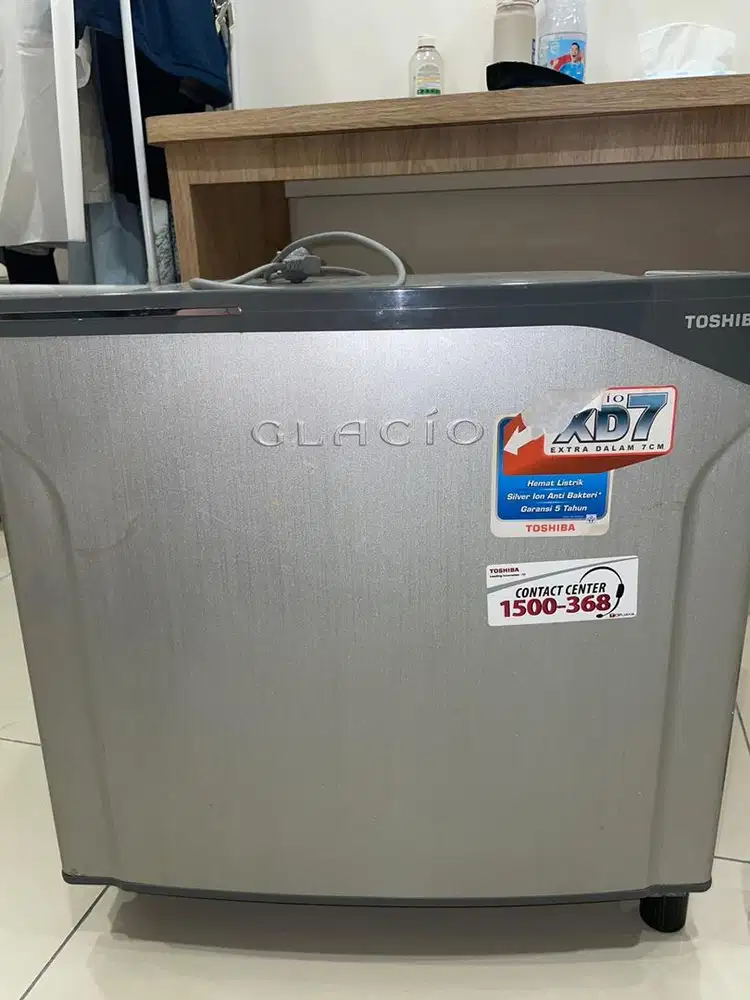 Kulkas mini portable Toshiba 55 watt