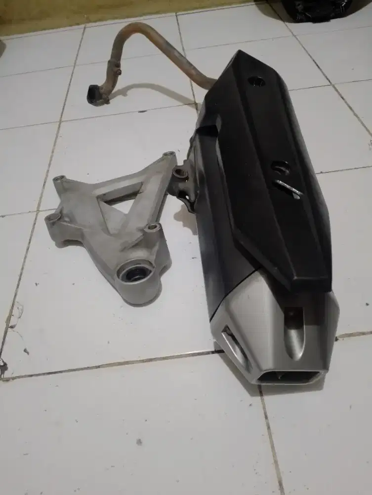 Knalpot Vario k60 new set arm kondisi masih bagus minus pemakaian