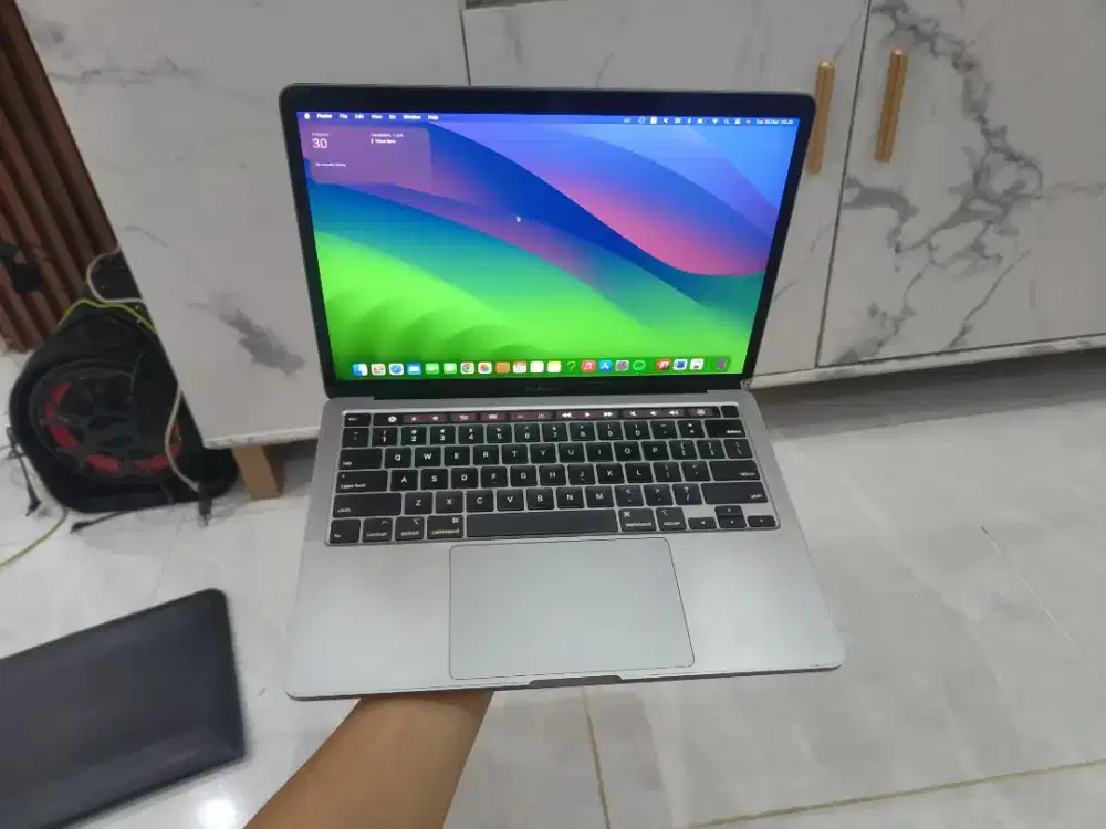 Macbook Pro Touchbar 2020 ram 8gb ssd 250gb core i5