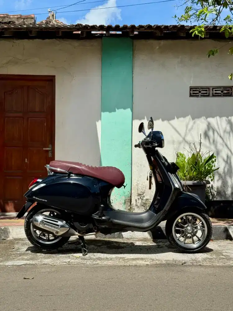 Vespa Primavera Hitam 2021