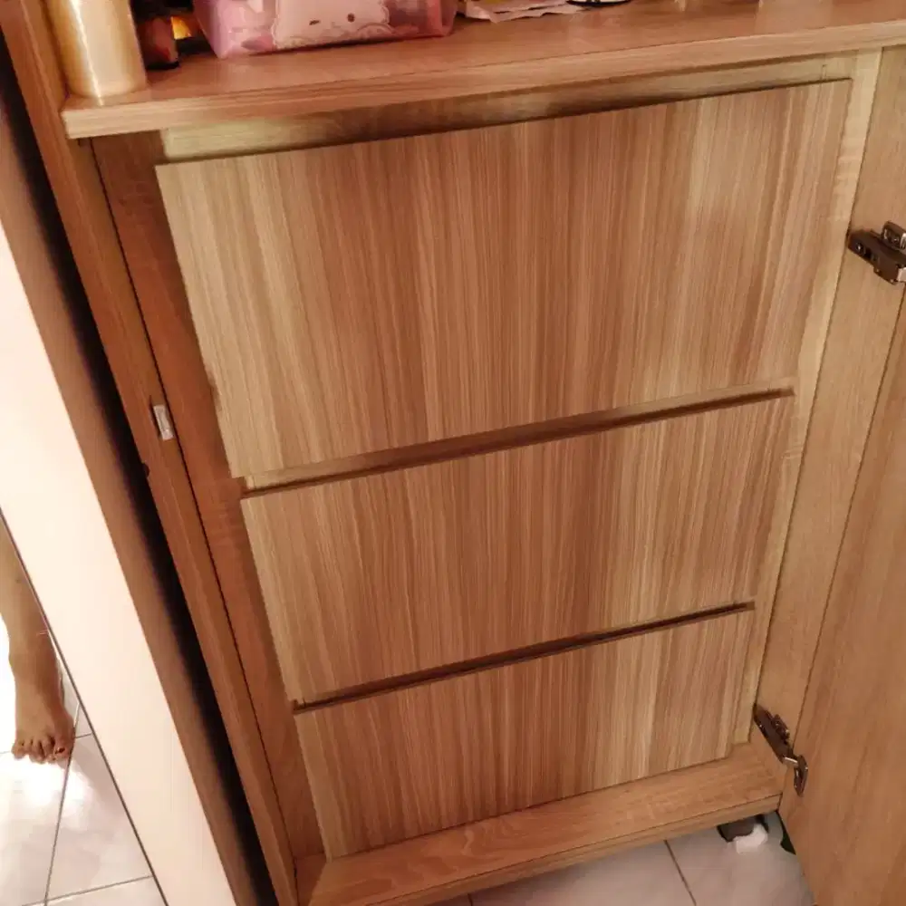 Lemari baju dengan lampu LED