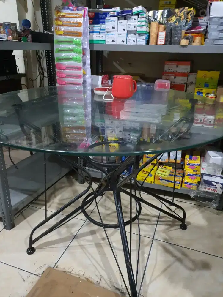 Meja makan kaca masih bagus