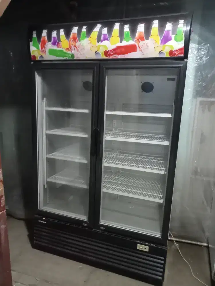 Showcase 2 pintu merek Modena kapasitas 1500