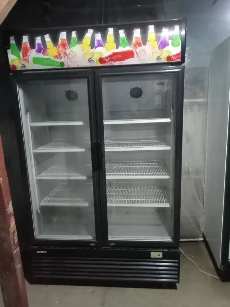Showcase 2 pintu merek Modena kapasitas 1500 L