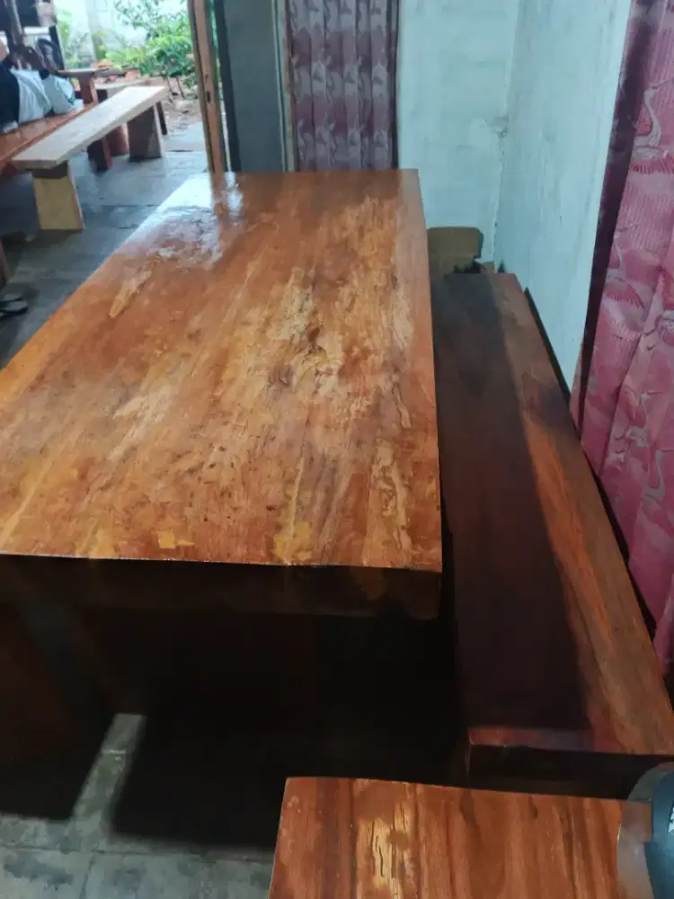 Meja makan antik teras