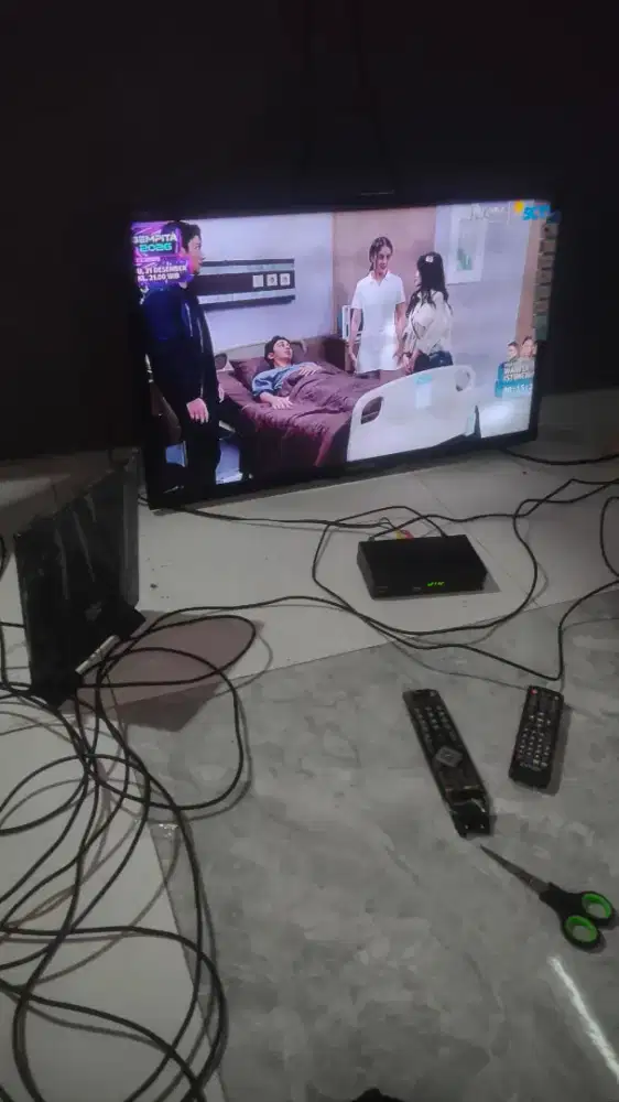 Tv lcd politron 32 lengkap