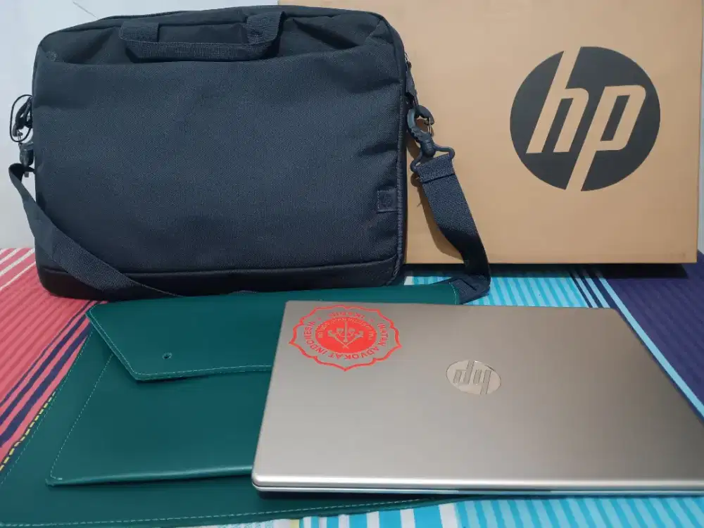 Laptop HP 14-em0195au Gold Edition