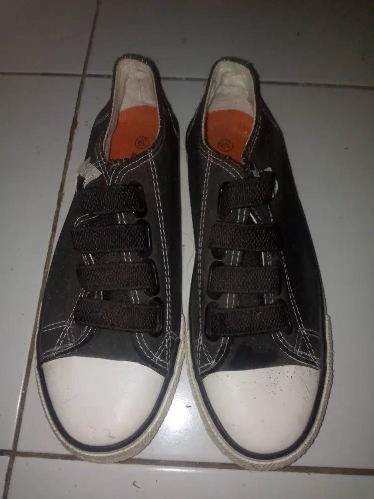 Sepatu Sekolah Zeoda Hitam Baru - Ukuran 39
