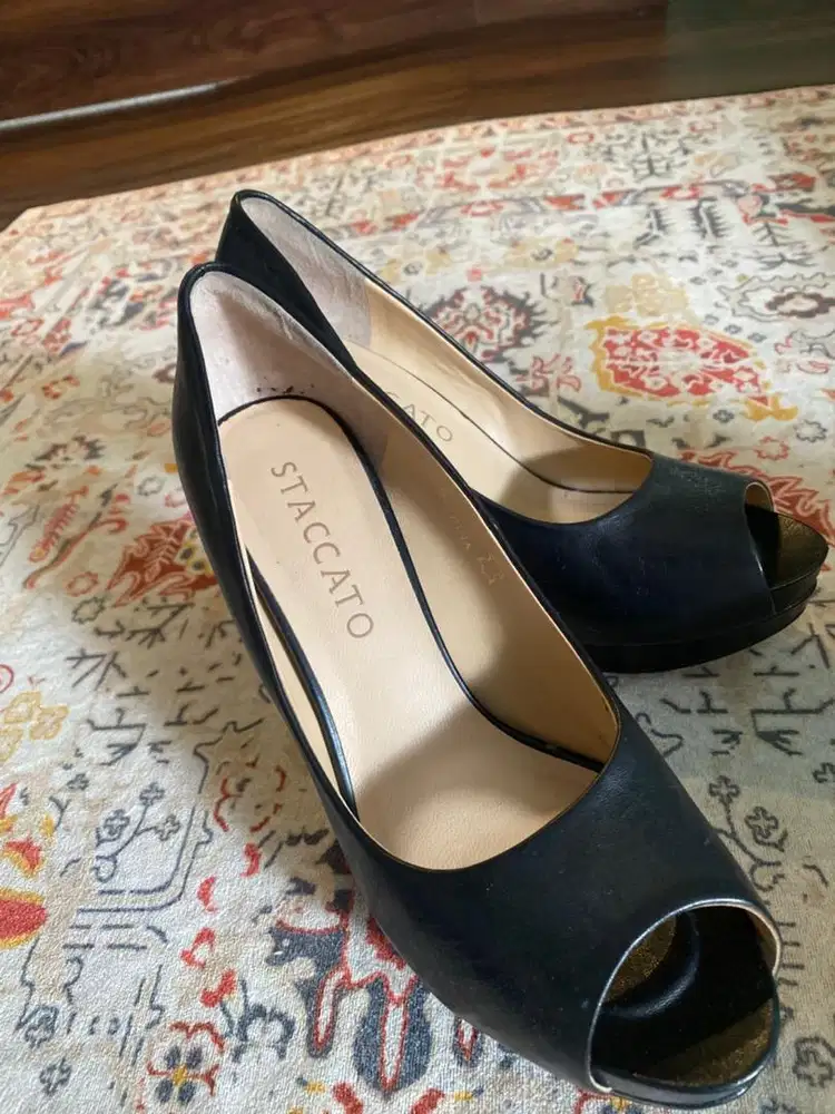 Staccato heels warna hitam