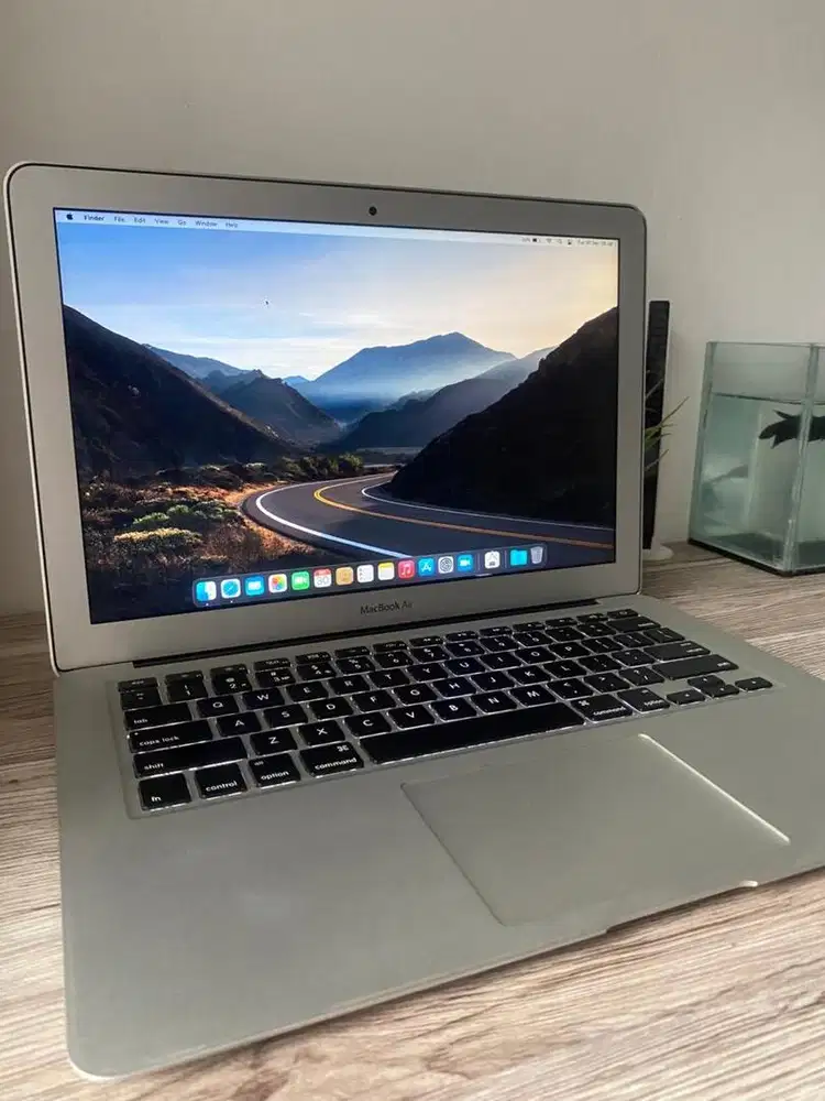 Macbook air Intel core i5 RAM 8GB SSD 251GB