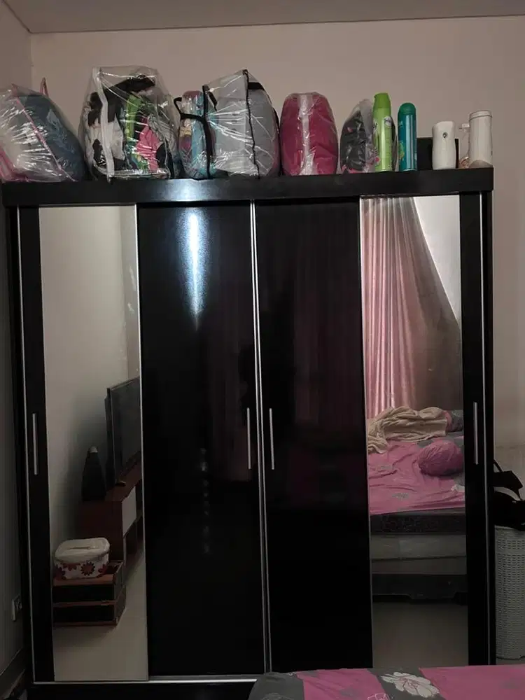 Lemari geser kaca warna hitam