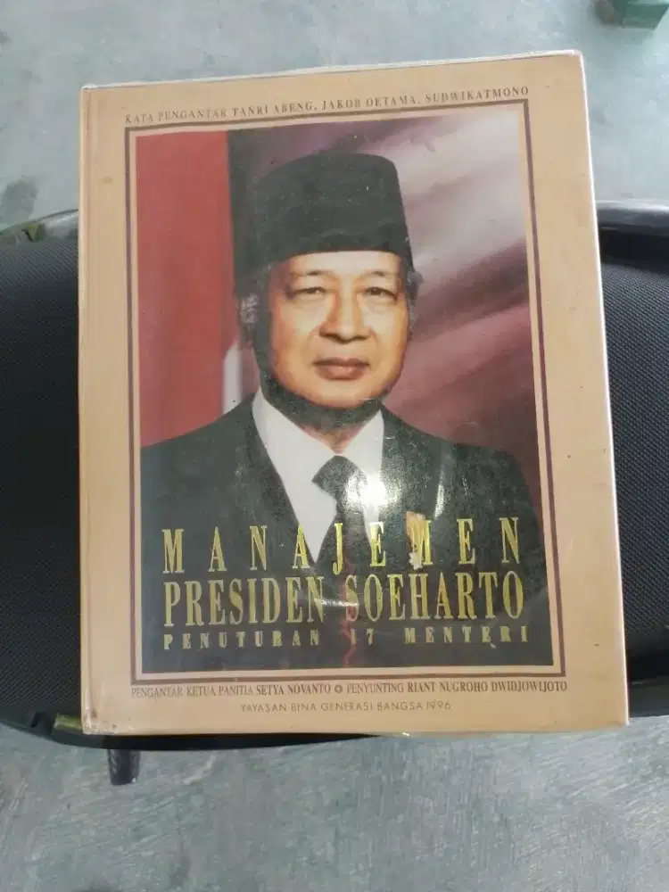 Buku manajemen Suharto