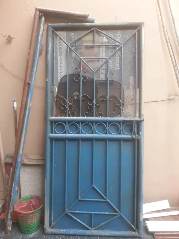 Pintu besi  bekas bongkaran