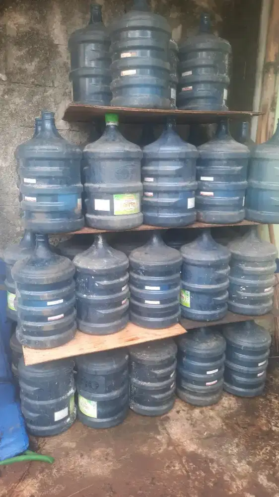 Galon kosong bekas air minum isi ulang