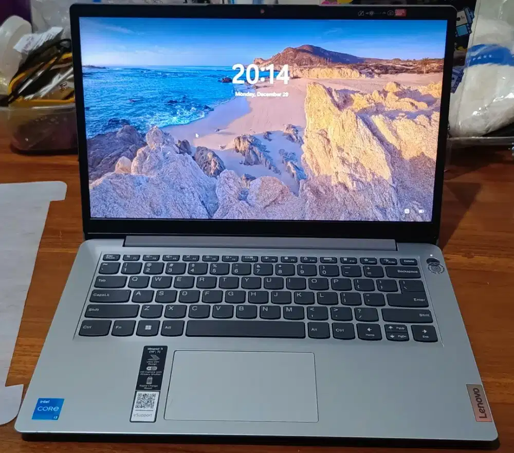 Laptop lenovo ideapad core i3 (like new)