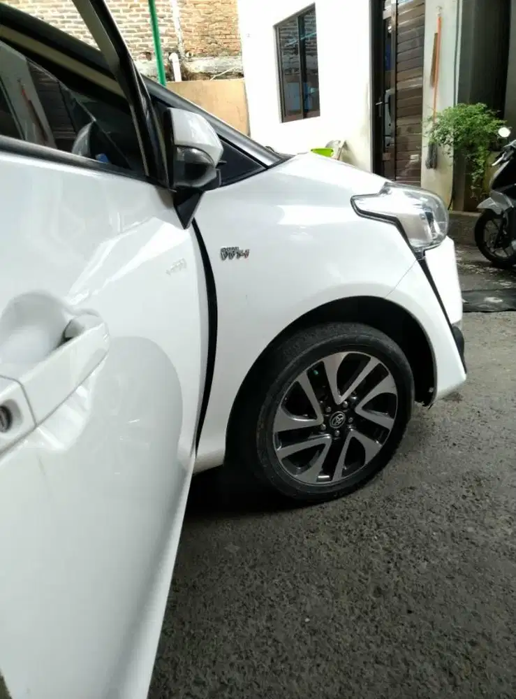 DP 15JT Toyota Sienta 1.5 V Matic 2017 Putih