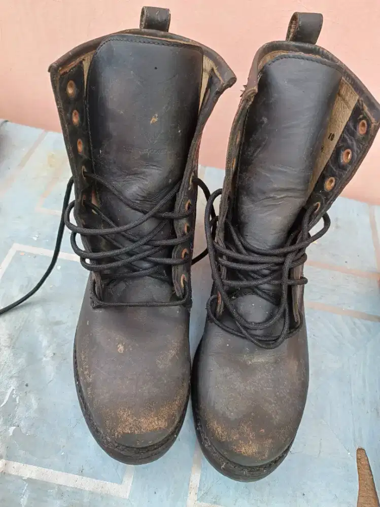 Booth FRYE. BACA DETAIL