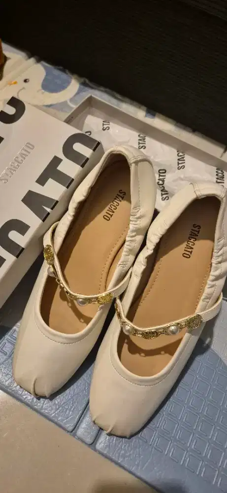Staccato flat beige