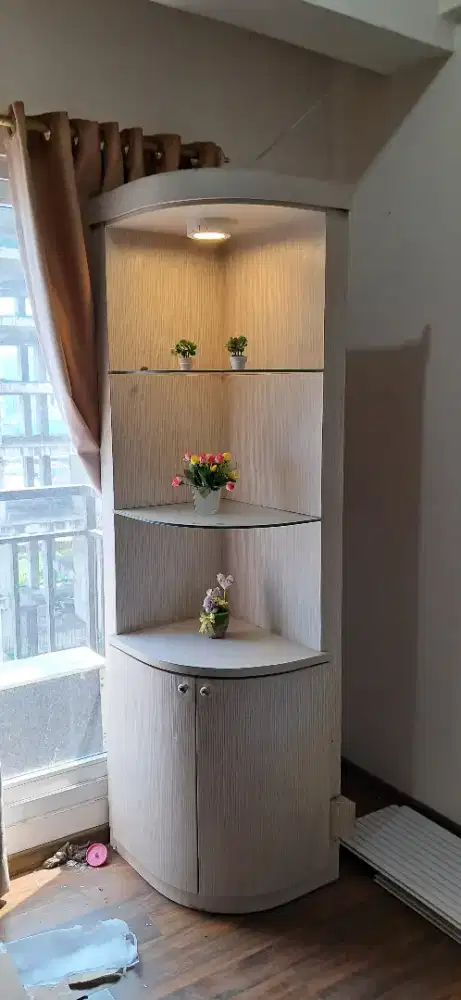 lemari pajangan sudut kondisi 80% interior