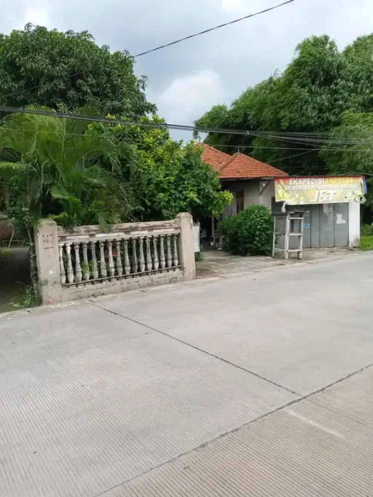 Rumah pinggir jalan ada toko