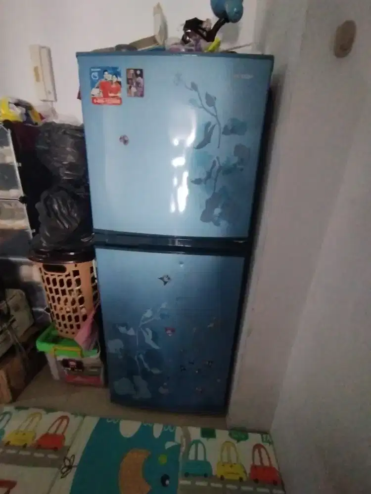 Dijual cepat kulkas sharp bekas kondisi masih bagus
