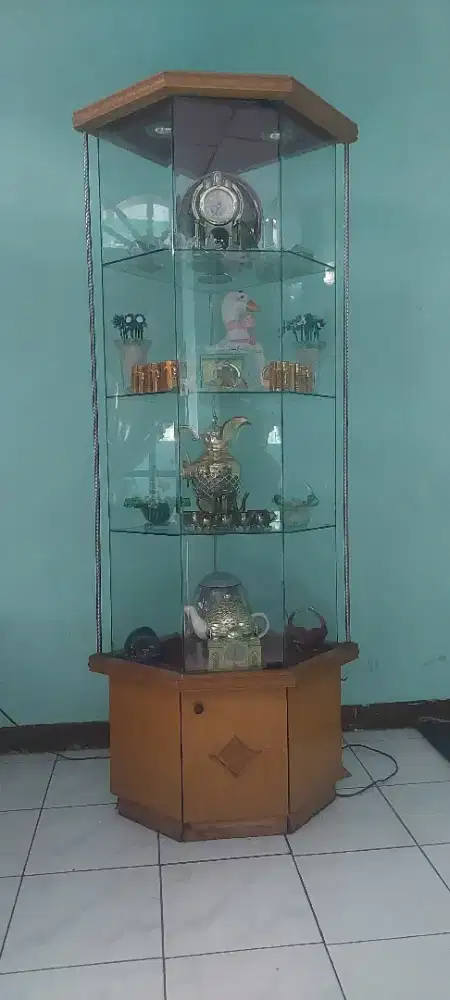 Dijual lemari pajangan