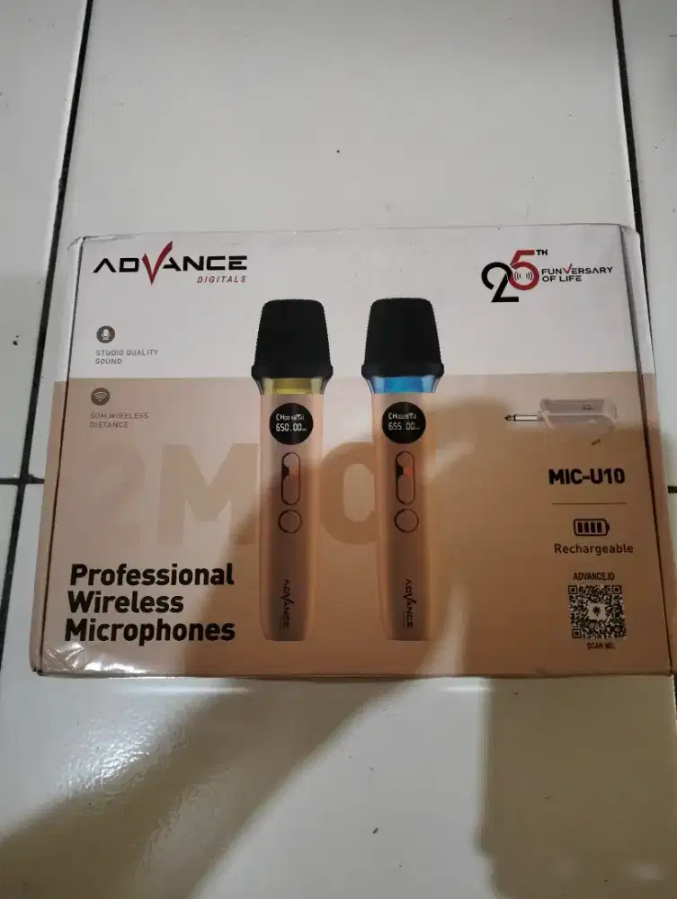 Mic wireless advance U10 terbaru ada lampu LED sistim cas