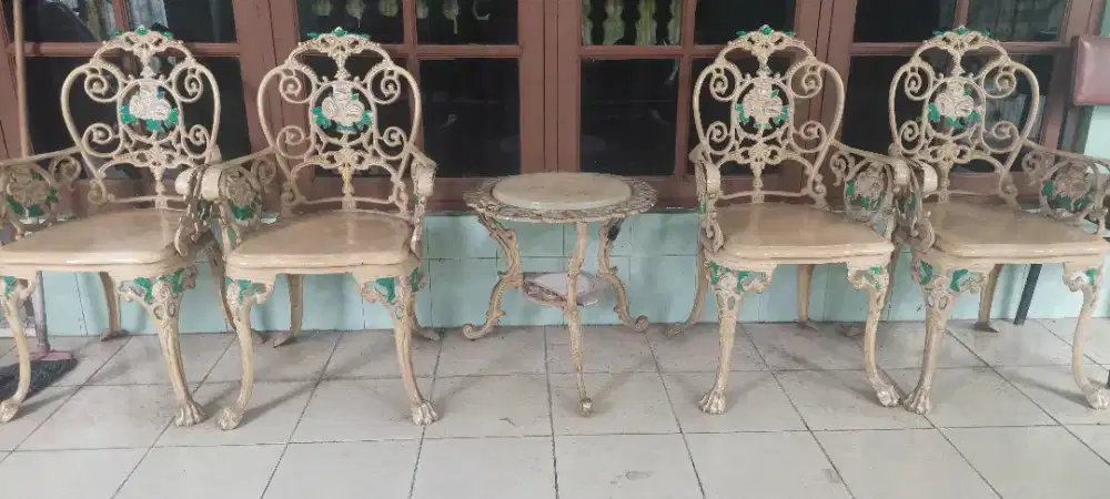 Di jual kursi besi keramik