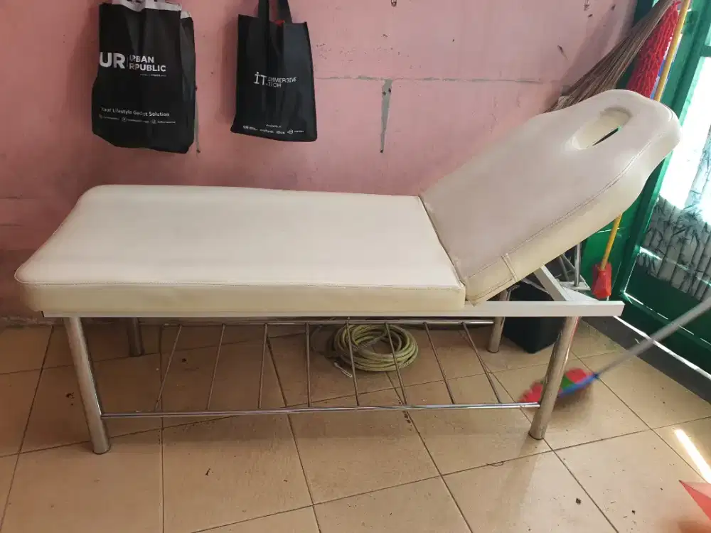 Ranjang perawatan kecantikan dan pijat