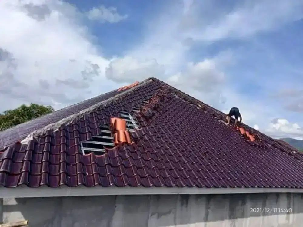 Perbaikan atap rmh yg rusak dan bocor