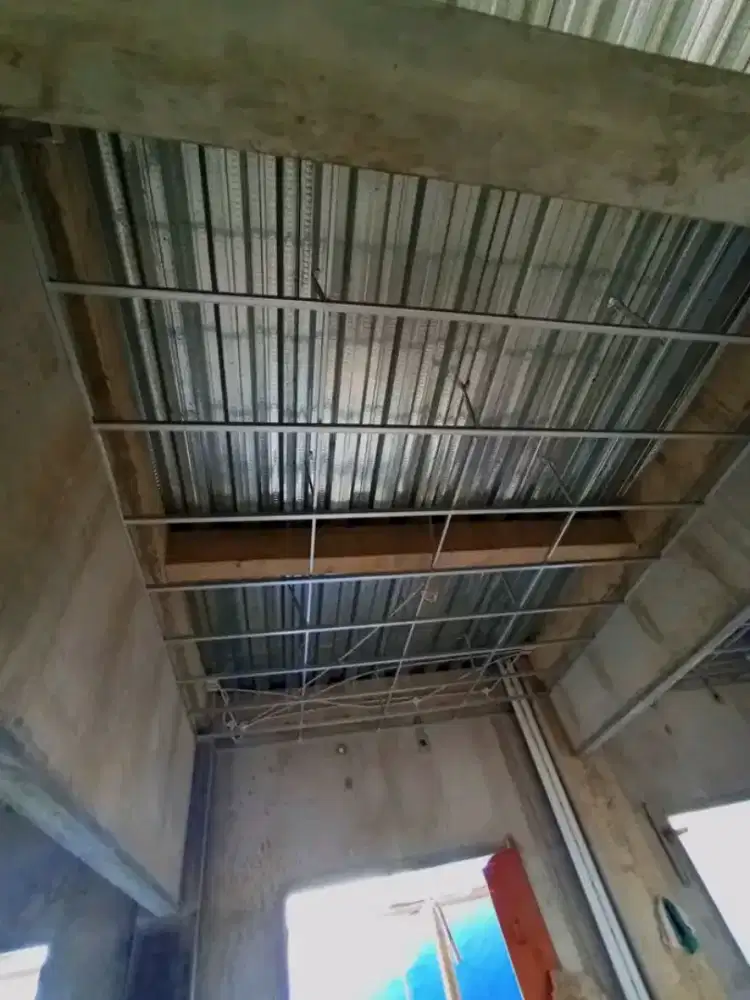 Perbaikan atap rmh yg rusak dan bocor