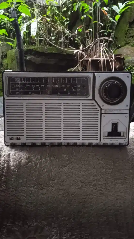 Radio antik merk philips 53