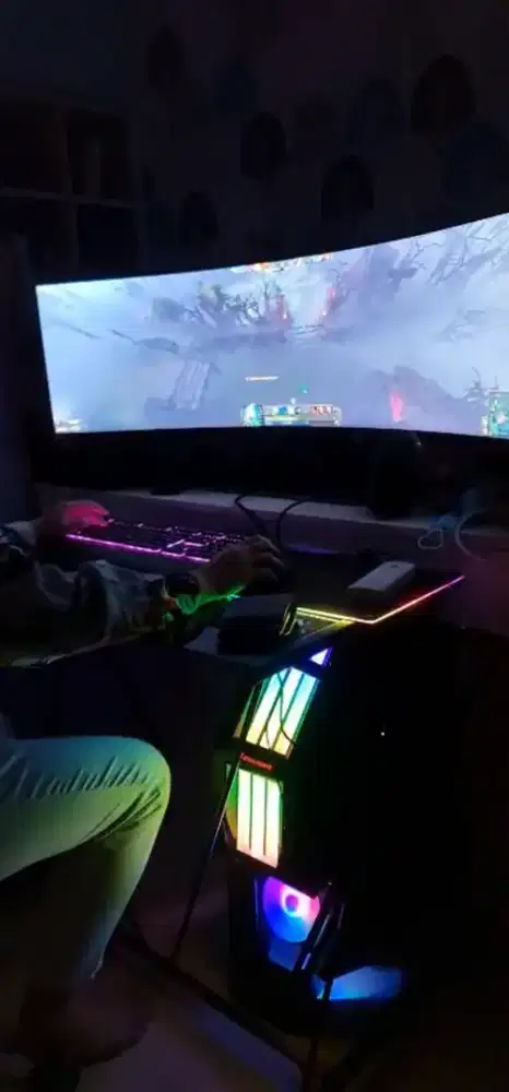 SUPER GAHAR Gaming set PC and layar lengkung samsung white oddysey