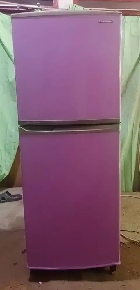 Kulkas 2 pintu PANASONIC. Mesin original pabrik belum pernah rusak.