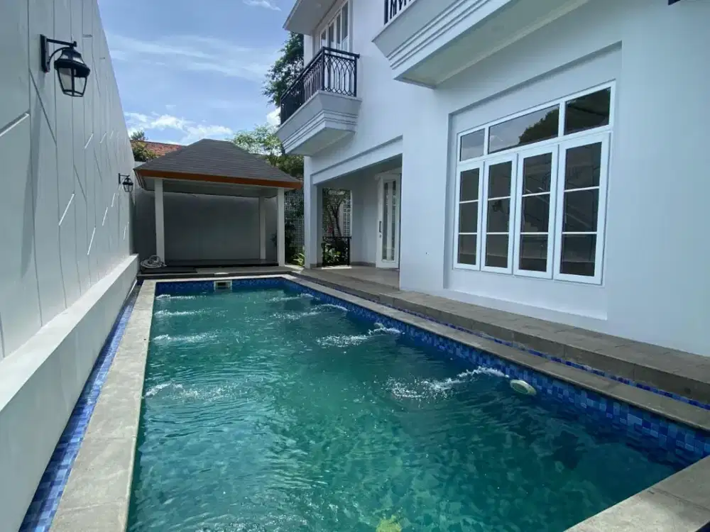 Dijual Rumah Baru Mewah dengan Taman dan Swimming Pool di Area Elite Brawijaya Darmawangsa, Balkon Disetiap Kamar