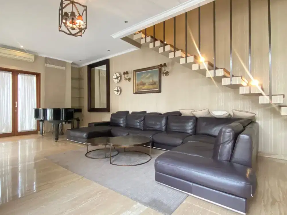 Disewa Rumah Cantik dengan Interior Furnish Yg Mewah di Dalam Townhouse, Lokasi Tenang dan Dekat ke Sekolah International, Kemang