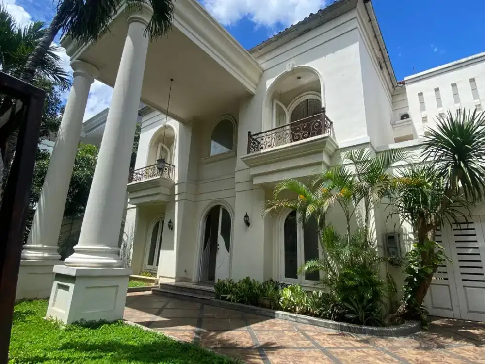 Disewa Rumah Cantik dan Luas Pakai Kolam Renang dan Taman Belakang Luas, Kemang