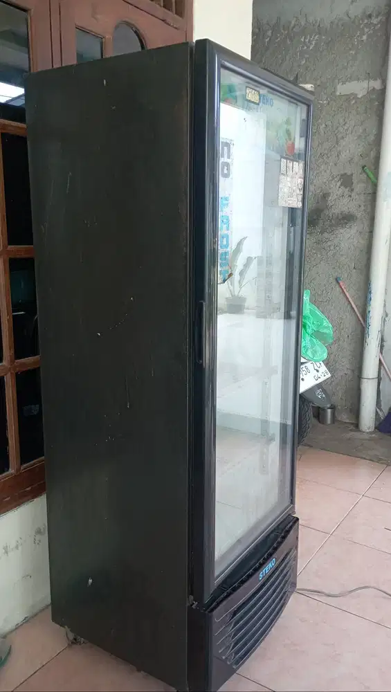 Showcase steko satu pintu