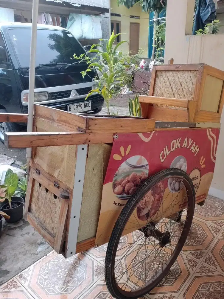 Gerobak dorng bekas jualan cilok