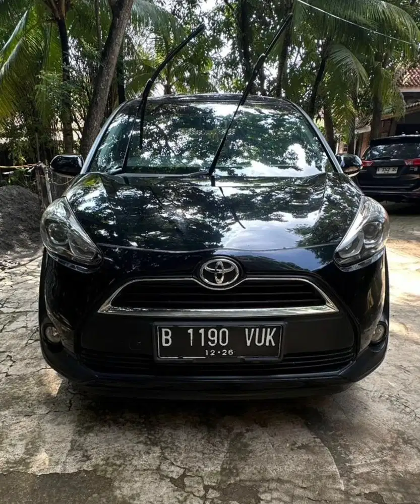 toyota sienta v 2016 matic At Low KM