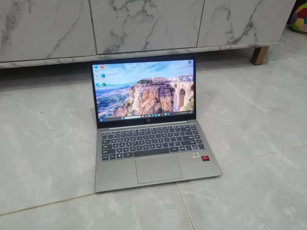 Laptop HP 8/512GB AMD Athlon Silver 7120U kondisi mulus dan garansi