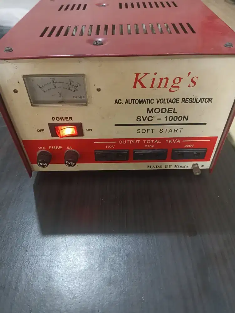 Stabilizer regulator tegangan otomatis AC King's model SVC-1000N. 