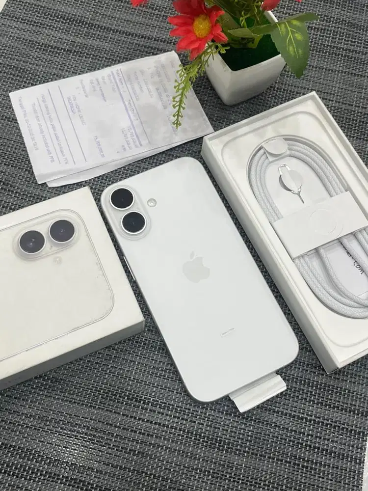 iphone 16 128GB WHITE OPEN BOX AJA