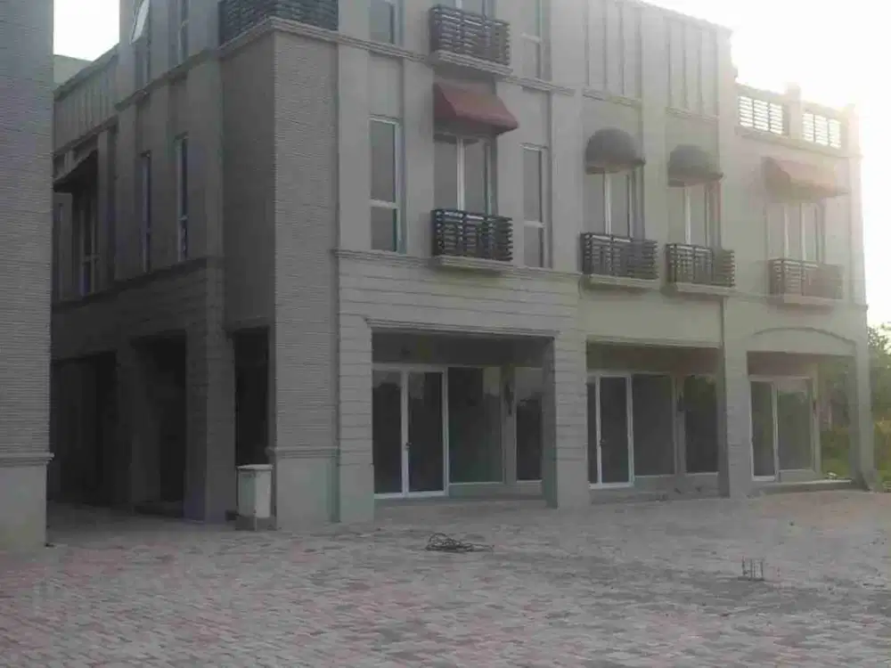 Ruko Hook 3 Lantai Cocok untuk segala usaha dan Langsung Siap Huni di Bukit Golf Cibubur