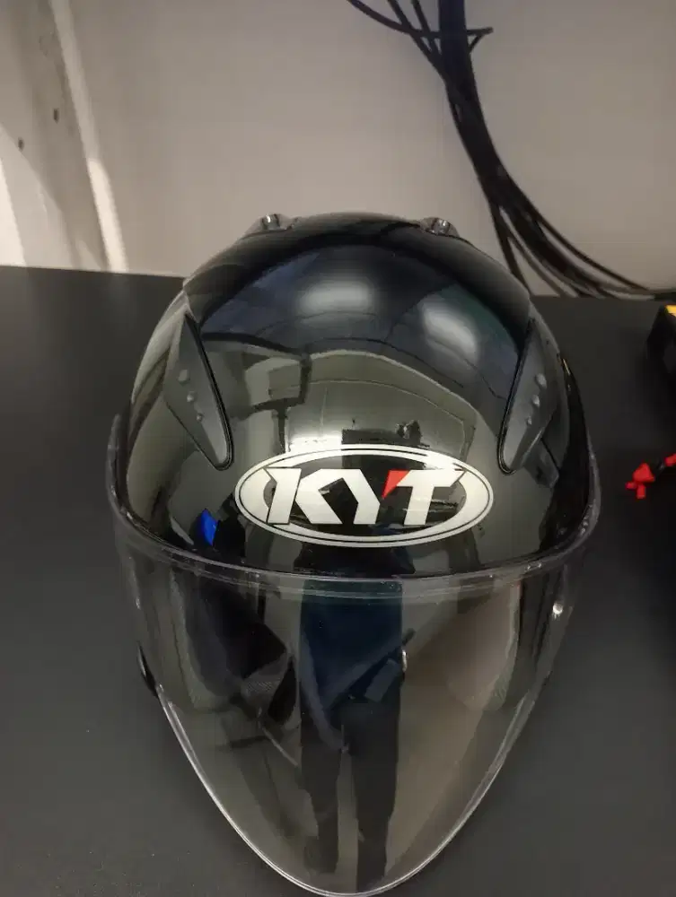 Helm KYT warna hitam