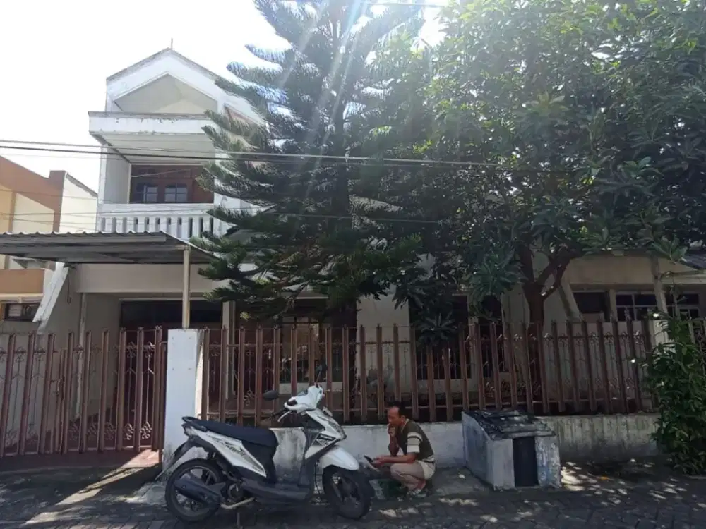 Dijual Rumah Strategis di Manyar Kertoadi, Surabaya Timur!