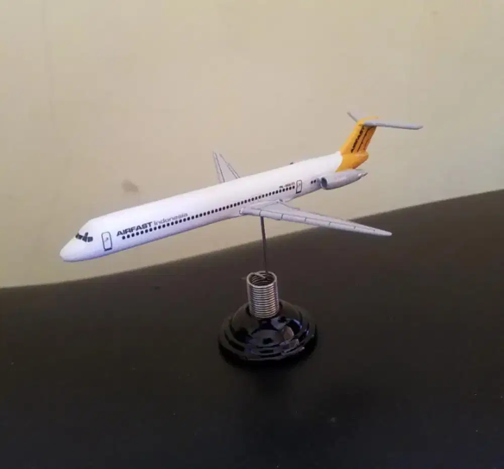 miniatur pesawat md 82