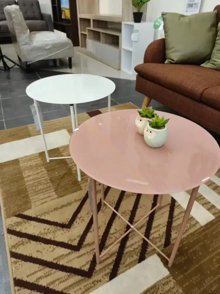 Meja sudut minimalis