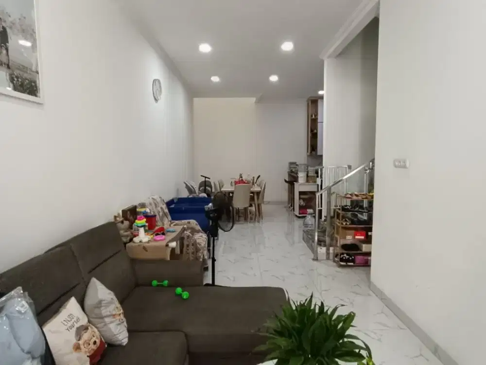 Rumah 3 lantai Bagus, Semi Furnished Siap Huni Di Kelapa Gading