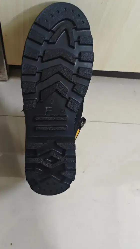 Sepatu caterpillar size 43